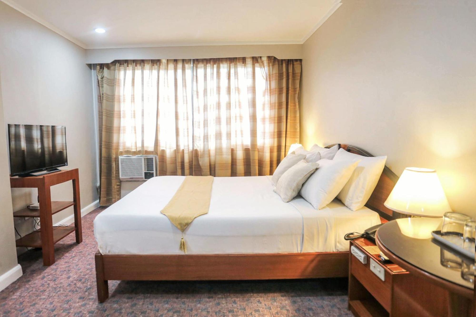 Holiday Plaza Hotel - Cebu Екстериор снимка