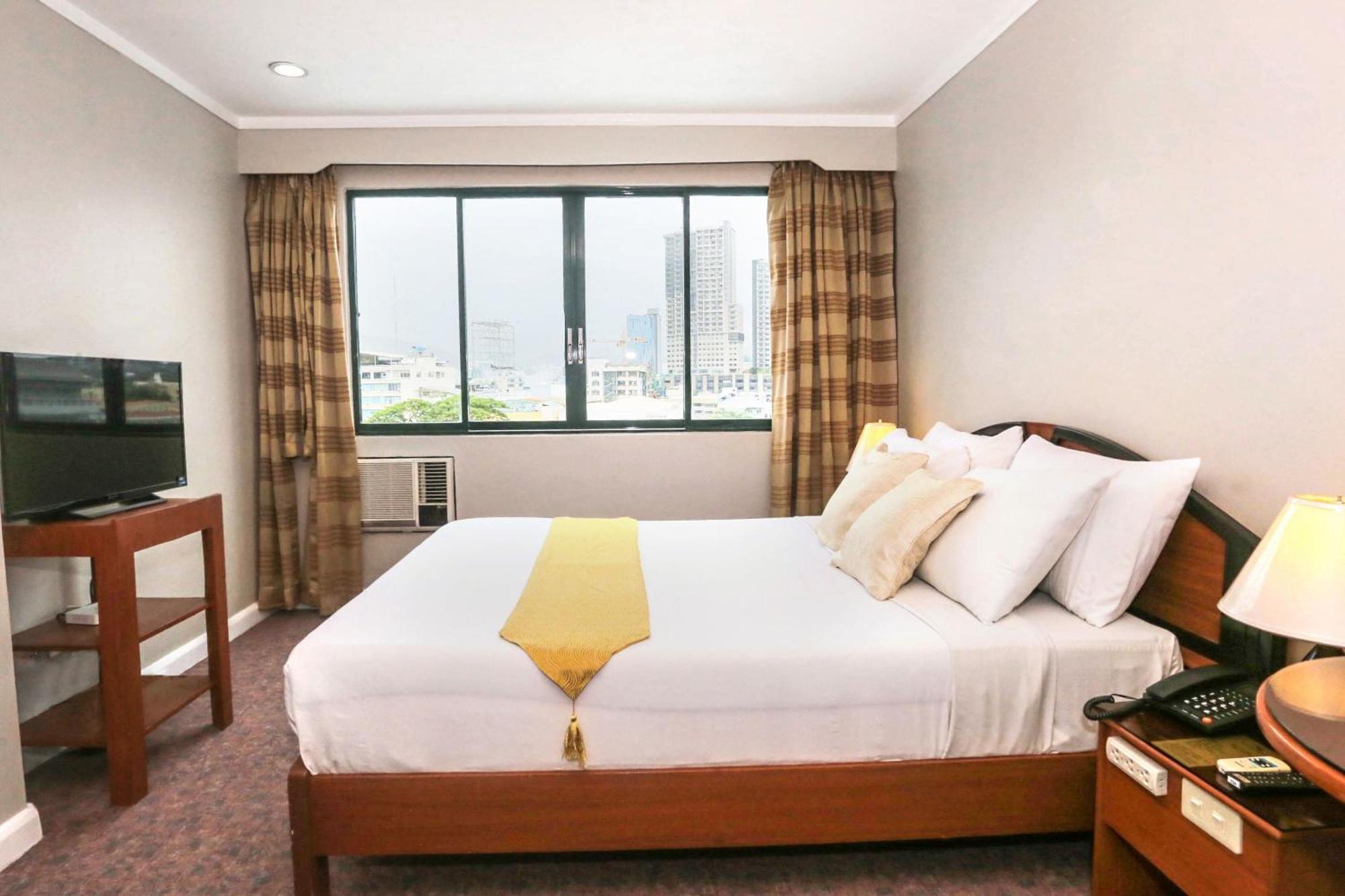 Holiday Plaza Hotel - Cebu Екстериор снимка