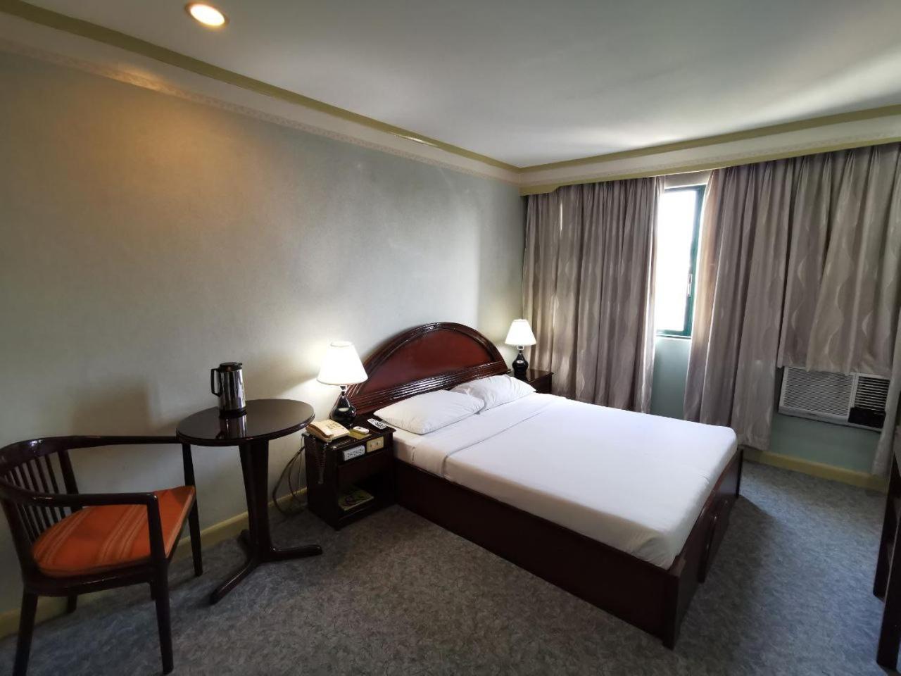 Holiday Plaza Hotel - Cebu Екстериор снимка